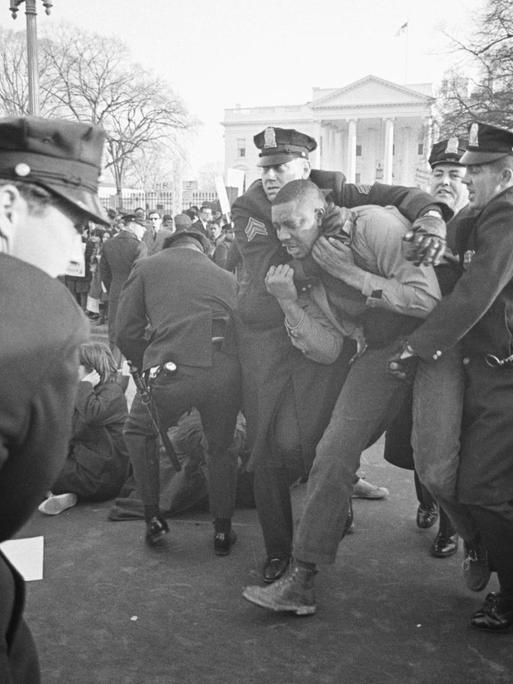 Die Polizei geht 1965 gegen schwarze Bürgerrechtler vor dem Weißen Haus vor.