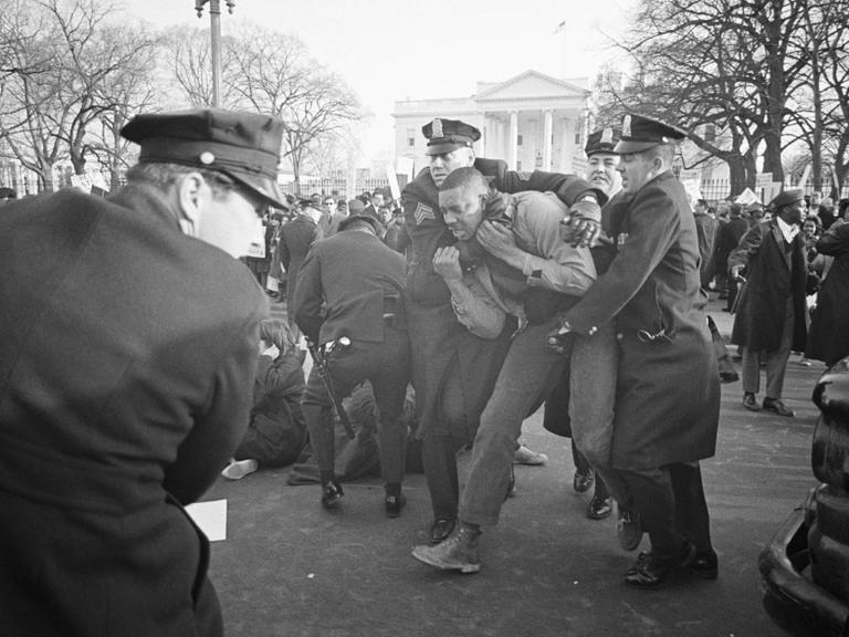 Die Polizei geht 1965 gegen schwarze Bürgerrechtler vor dem Weißen Haus vor.