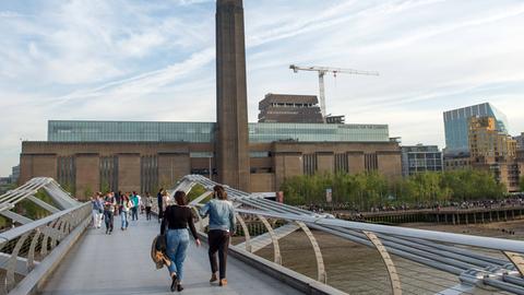 Millenium Bridge in London. Dahinter die Tate Gallery of Modern Art (kurz Tate Modern). Es ist das weltweit größte Museum für moderne Kunst.