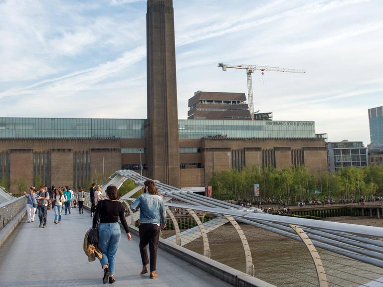 Millenium Bridge in London. Dahinter die Tate Gallery of Modern Art (kurz Tate Modern). Es ist das weltweit größte Museum für moderne Kunst.