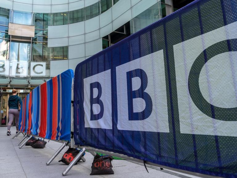 Eingang des Broadcasting House in London, das seit 2013 der Hauptsitz der British Broadcasting Corporation (BBC) ist.