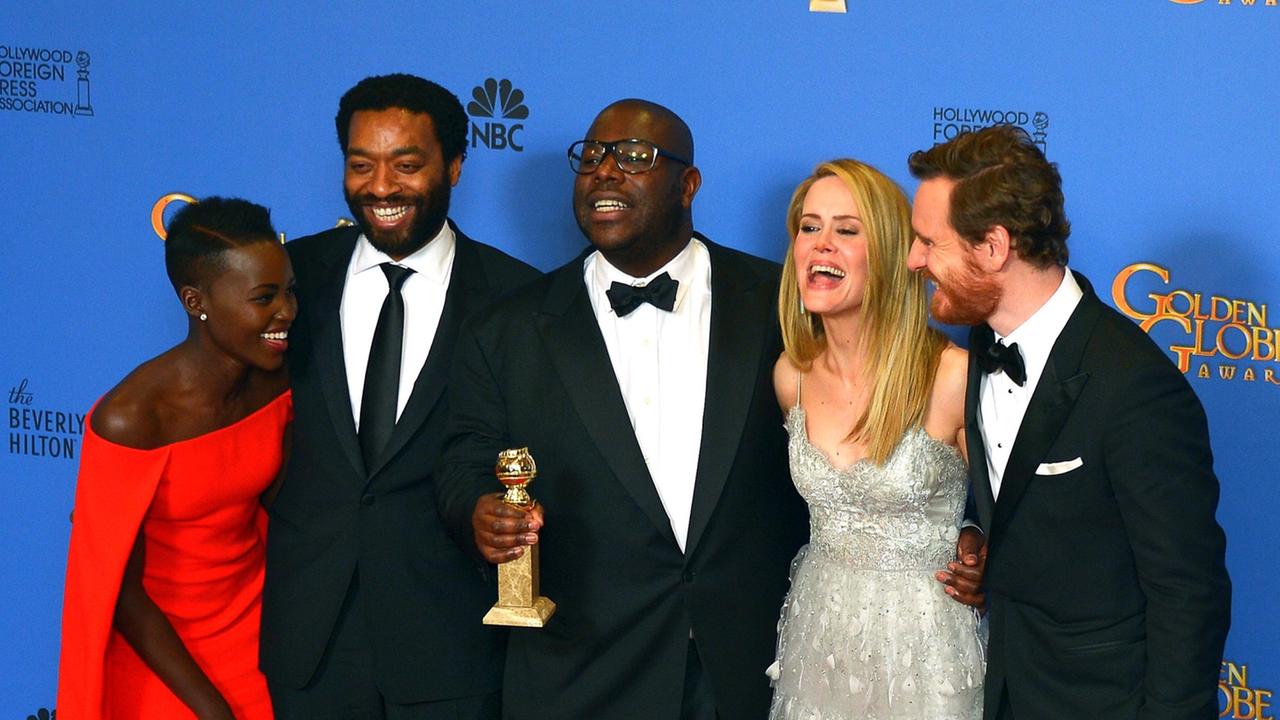 epaselect epa04018014 British director Steve McQueen (C) holds the Golden Globe for Best Motion Picture - Drama for '12 Years a Slave' as he poses with (L-R) Kenyan-Mexican actress Lupita Nyong'o, British actor Chiwetel Ejiofor, US actress Sarah Paulson a