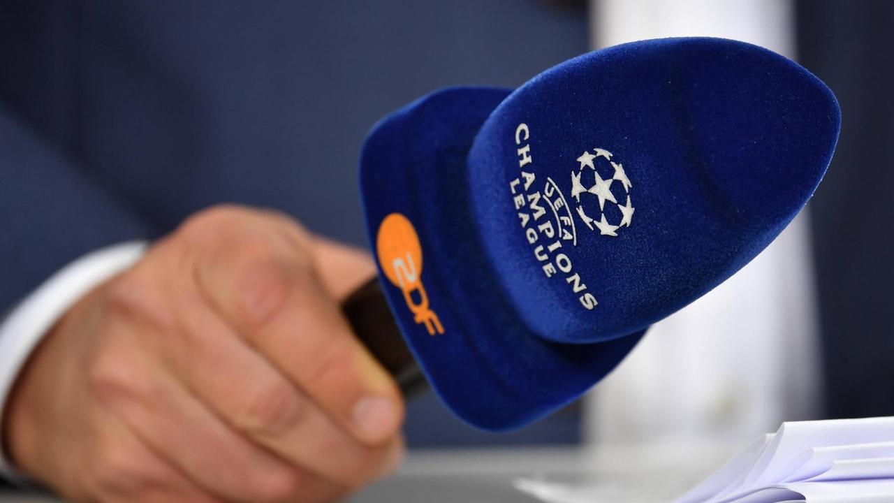 ZDF Mikrofon in der Hand eines Moderators bei der Übertragung der Champions League.
