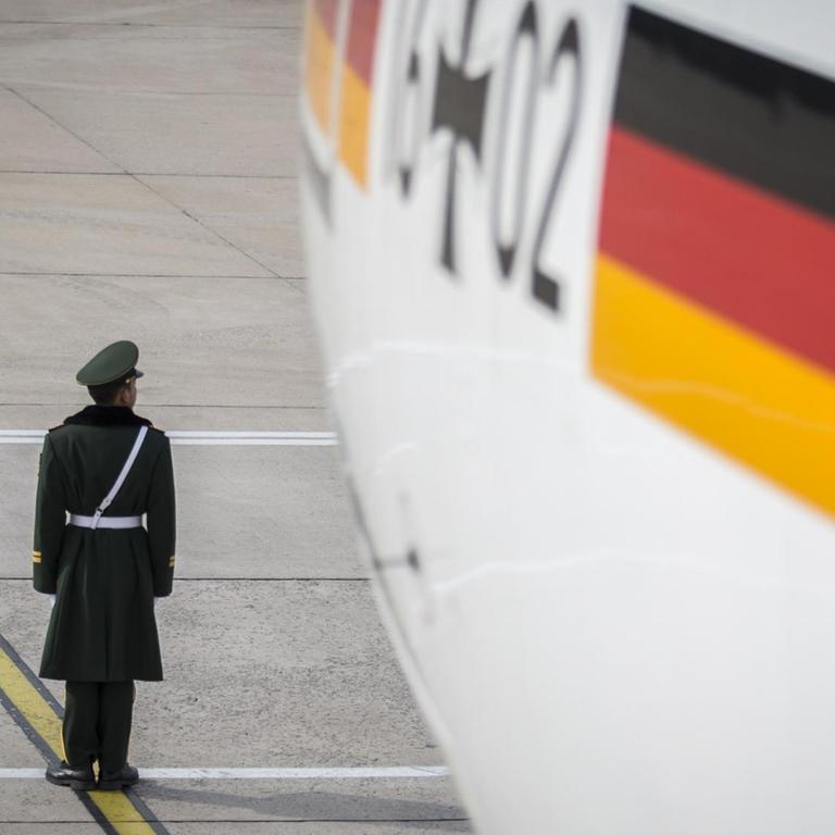 Ein chinesischer Soldat steht vor der Regierungsmaschine der Bundesrepublik Deutschland auf dem Rollfeld des Flughafens in Beijing.