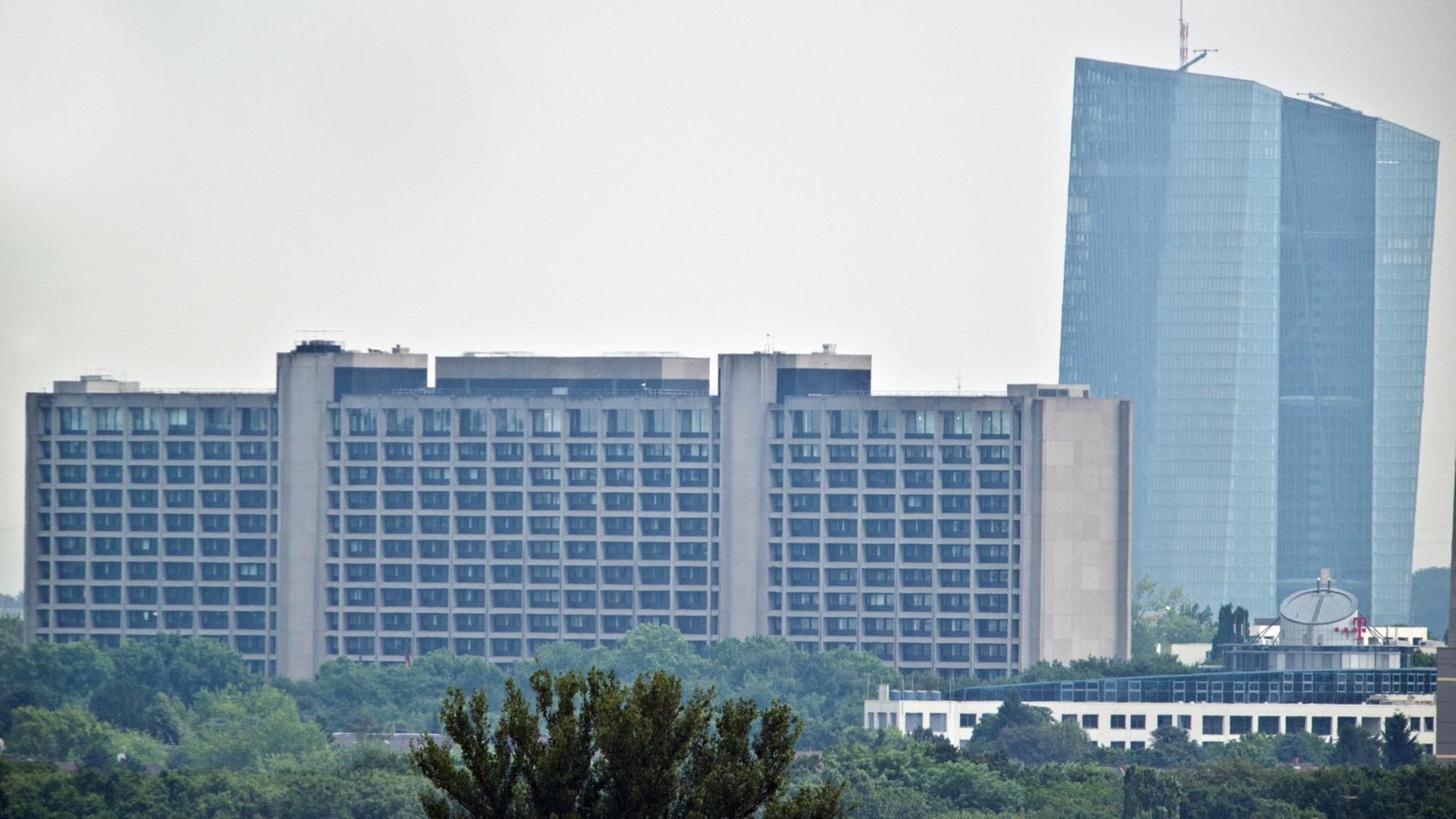 Zu sehen sind mehrere Hochhäuser in der Skyline von Frankfurt am Main.
