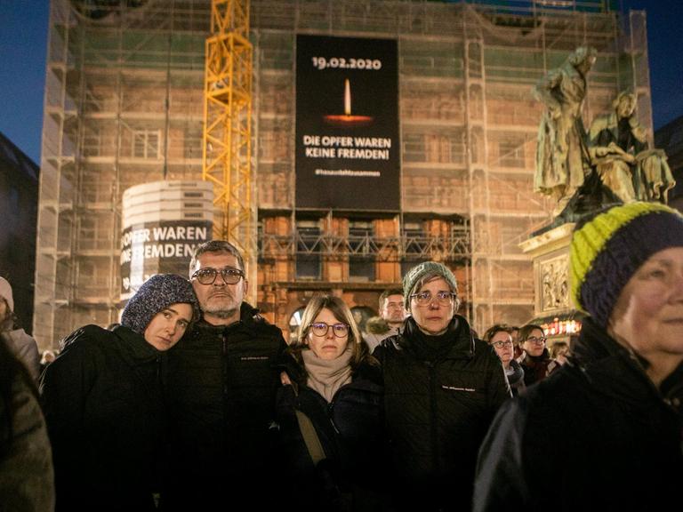 Hunderte von Menschen versammelten sich im Stadtzentrum von Hanau, um im März die Gedenkfeier auf Freiluft-Leinwänden zu verfolgen.
