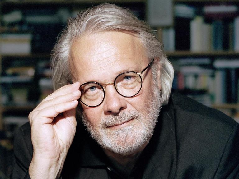 Ein undatiertes Handout-Foto zeigt den österreichischen Schriftsteller Gerhard Roth.