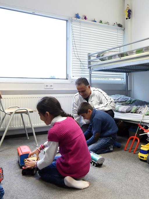 Flüchtlinge in Karlsbad-Ittersbach halten sich in ihrem Zimmer eines umgebauten, früheren Hotels auf.