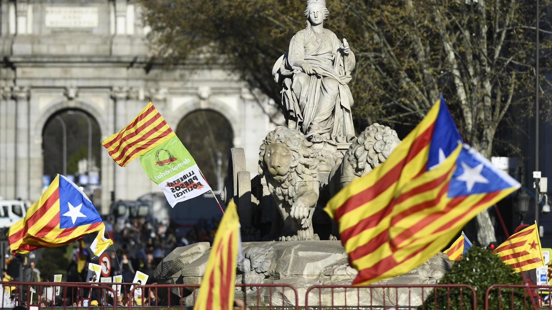 Katalanen demonstrieren in Madrid gegen den Prozess gegen führende Separatisten