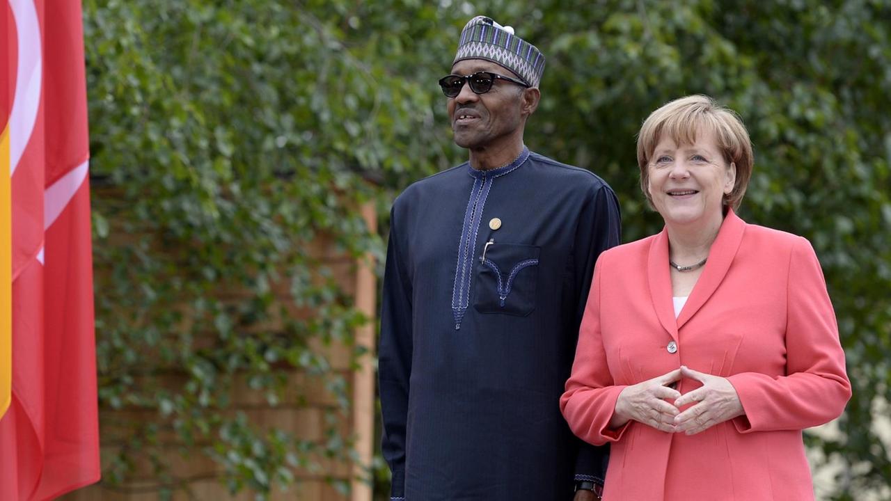 Nigerias Präsident Buhari wird von Bundeskanzlerin Merkel auf dem G7-Gipfel empfangen.