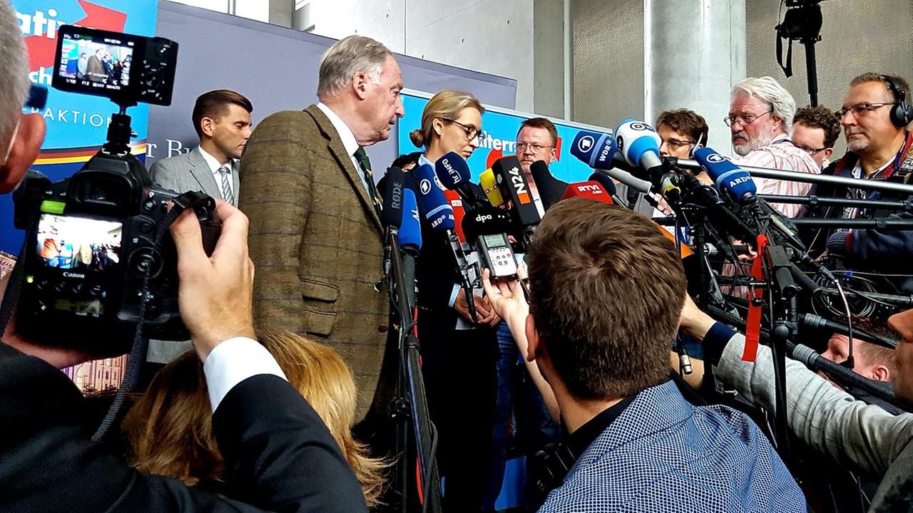 Die AfD tagt erstmals im Bundestag nach der Bundestagswahl 2017. Die AfD Fraktionsvorsitzenden Alice Weidel und Alexander Gauland geben der Presse ein Interview.