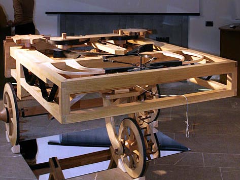 Holzmodell eines Autos - erfunden von Leonardo Da Vinci Holzmodell eines Autos - erfunden von Leonardo Da Vinci