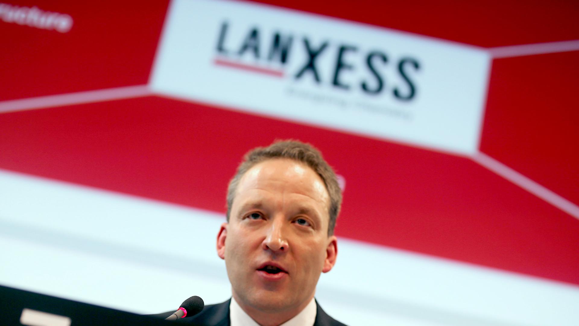 Der Vorstandsvorsitzende der Lanxess AG, Matthias Zachert, erläutert die Unternehmensbilanz