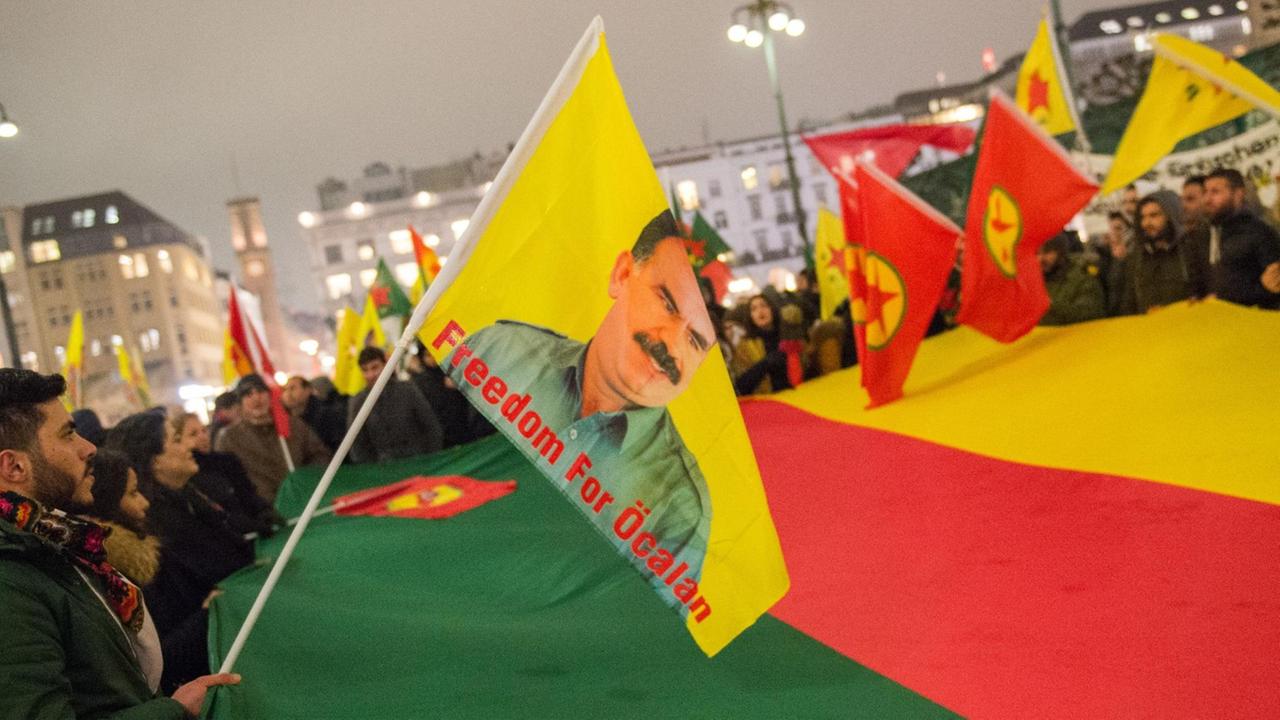 Pro-kurdische Demonstranten protestieren am 22.01.2018 in Hamburg auf dem Rathausmarkt gegen die türkische Militäroffensive in Nordsyrien und halten eine Fahne mit der Aufschrift «Freedom for Öcalan» und dem Konterfei des Kurdenführers Abdullah Öcalan.