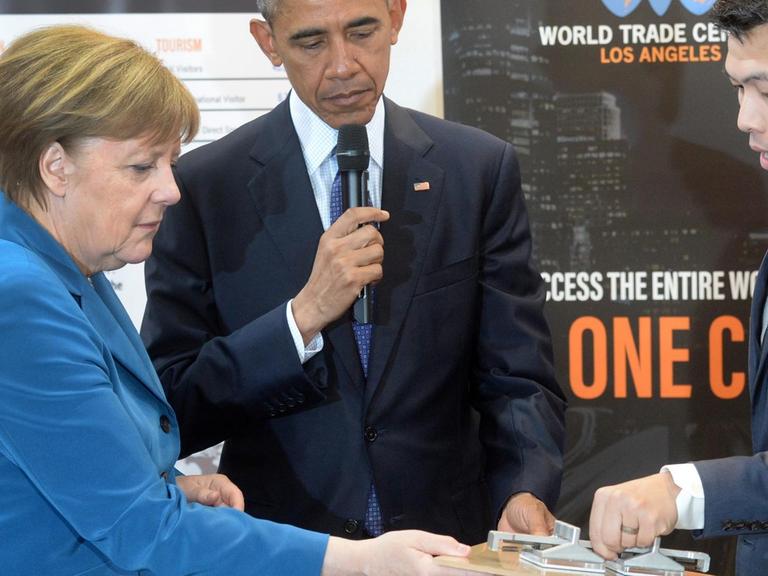 Bundeskanzlerin Merkel und US-Präsident Obama besuchen den Stand von Los Angeles auf der Industriemesse in Hannover.