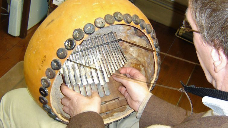 Schnell schnippen, darauf kommt es an: Der Instrumentenforscher Klaus-Peter Brenner spielt in der Musikinstrumentensammlung der Göttinger Universität ein Lamellophon, ein Instrument, das er in Afrika erstanden hat; Aufnahme von 2009