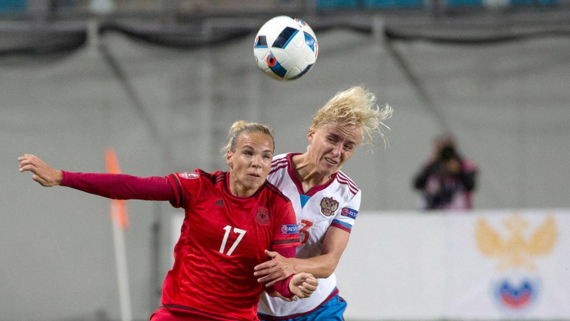 Die Fußballerinnen Isabel Kerschowski und Elena Morozova springen nach dem Ball
