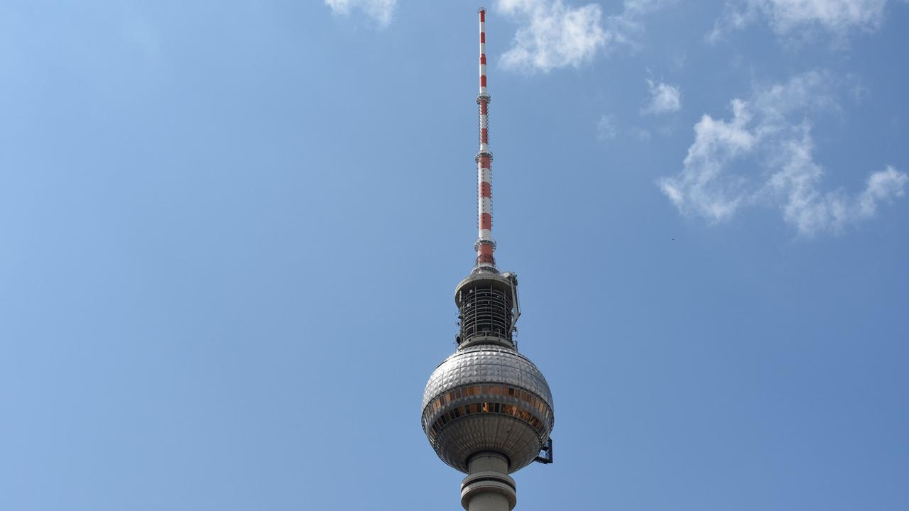 Der Berliner Fernsehturm am Alexanderplatz