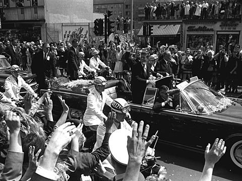 US-Präsident John F. Kennedy fährt am 26. Juni 1963 im offenen Wagen durch West-Berlin