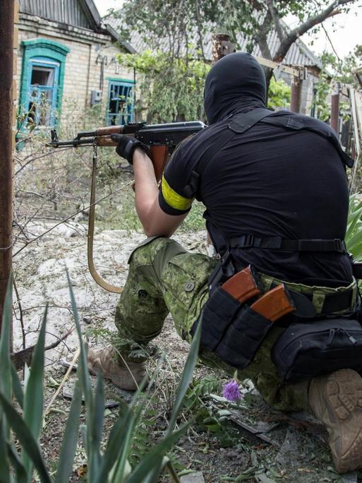 Ein ukrainischer Soldat bei Gefechten in der Ortschaft Marjinka westlich von Donezk