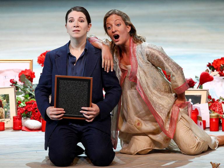 Elisabeth Kulmann als Orpheus (links) und Christiane Karg als Amore in Christoph Willibald Glucks Oper "Orfeo ed Euridice", zu der Raniero de' Calzabigi das Libretto schrieb, bei den Salzburger Festspielen 2010