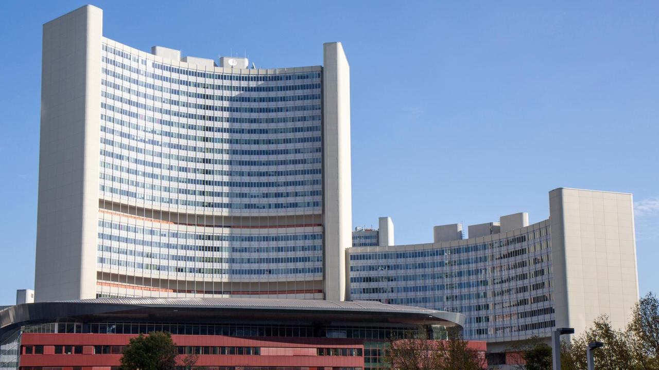 Das Vienna International Centre mit Bürotürmen der IAEO in Wien. 