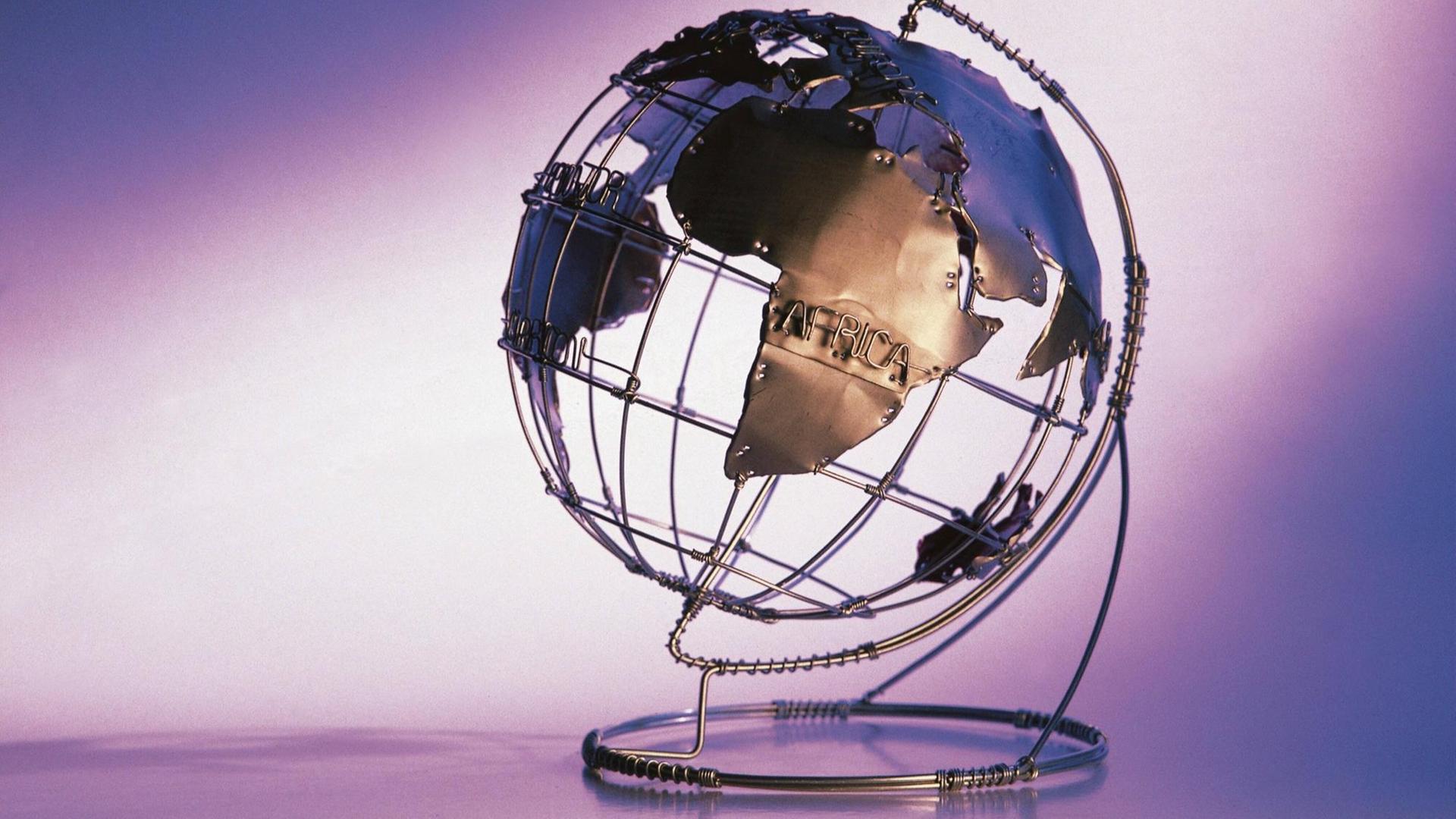 Ein Globus aus Draht zeigt den afrikanischen Kontinent