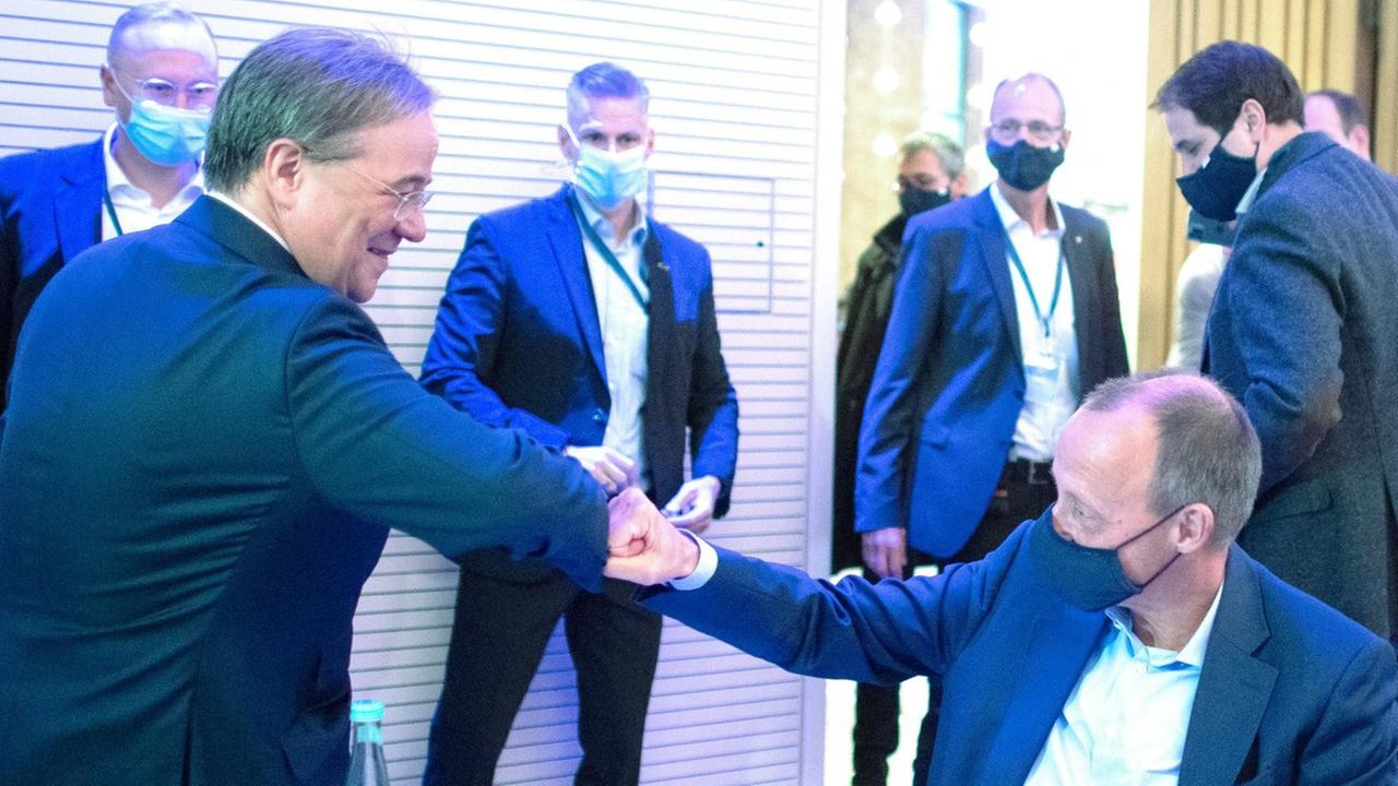 Armin Laschet, Ministerpräsident von Nordrhein-Westfalen, begrüßt auf dem NRW-Tag der Jungen Union seinen Rivalen um den Vorsitz der CDU, Friedrich Merz.