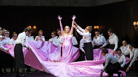 Szenenbild aus Flotows Oper "Martha" in Frankfurt 