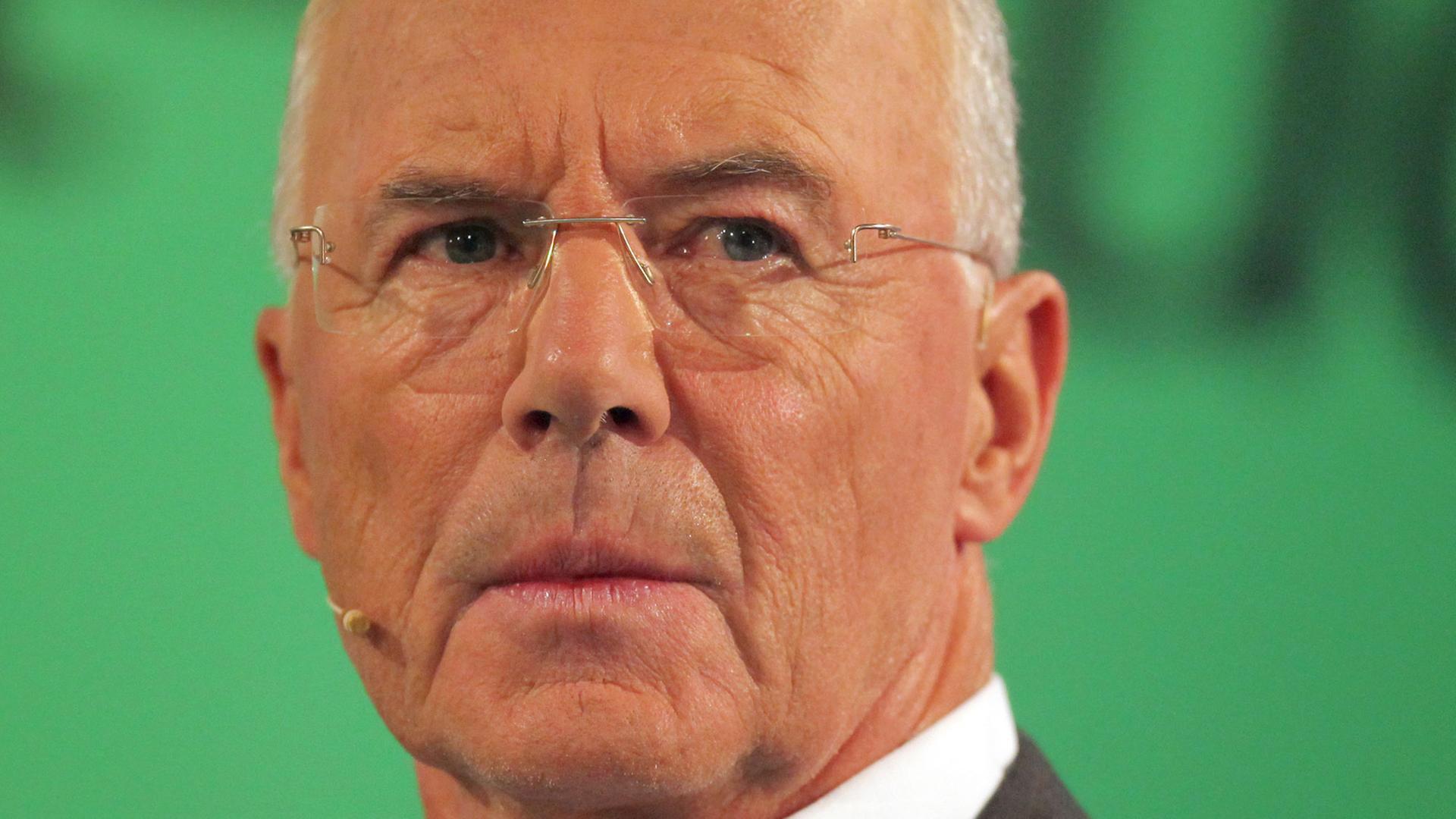 Fußball-Legende Franz Beckenbauer ist am 10.08.2013 in der Jubiläumssendung 50 Jahre "Aktuelles Sportstudio" im Sendezentrum des Zweiten Deutschen Fernsehens (ZDF) in Mainz (Rheinland-Pfalz) zu Gast