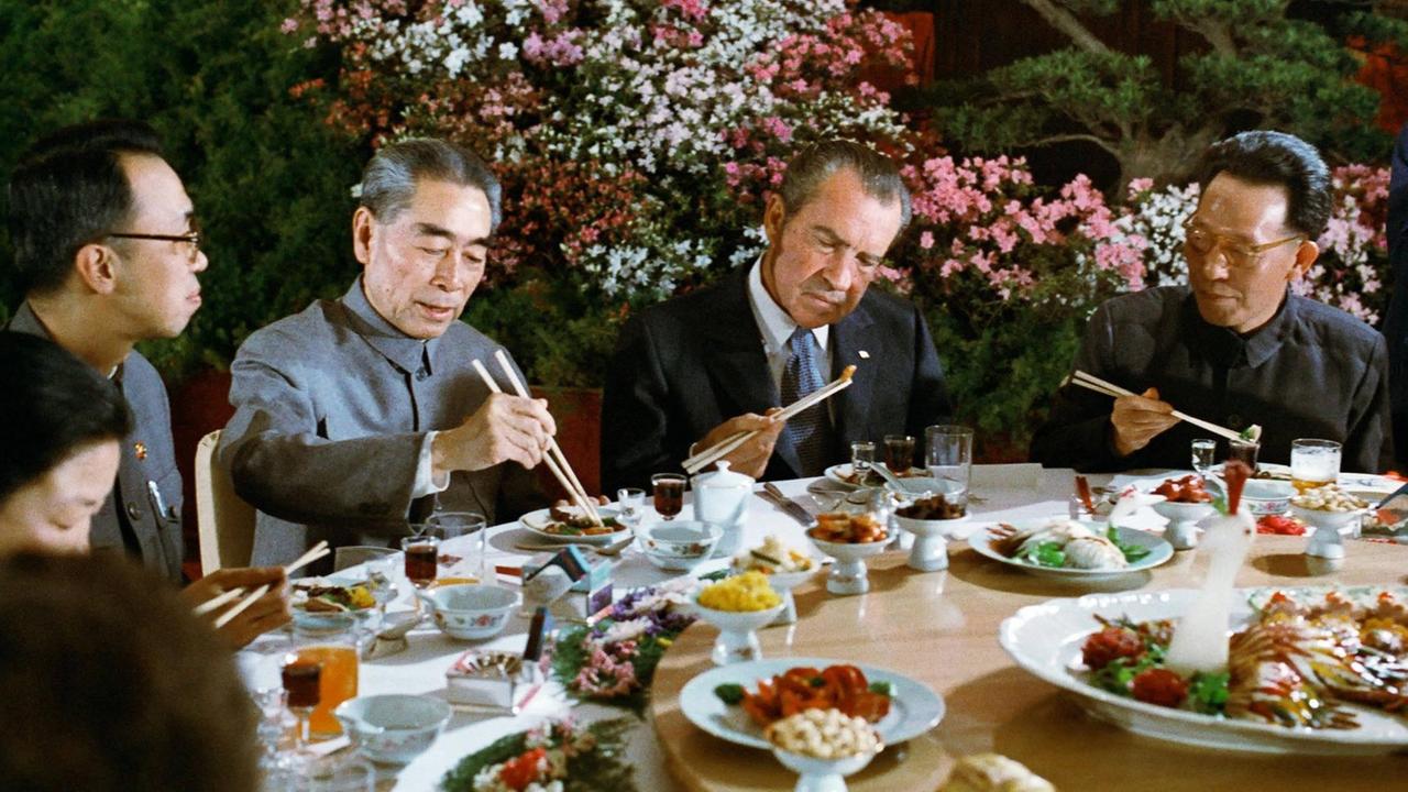 US-Präsident Richard Nixon während eines gemeinsamen Abendessens mit dem Führer der chinesischen Kommunistischen Partei Zhou Enlai in Peking im Februar 1972.