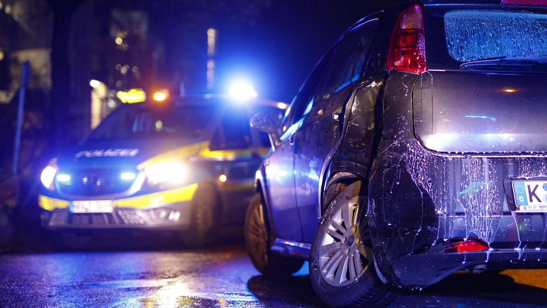 Blaulicht auf Polizeiwagen bei einem Autounfall in Köln-Sülz.