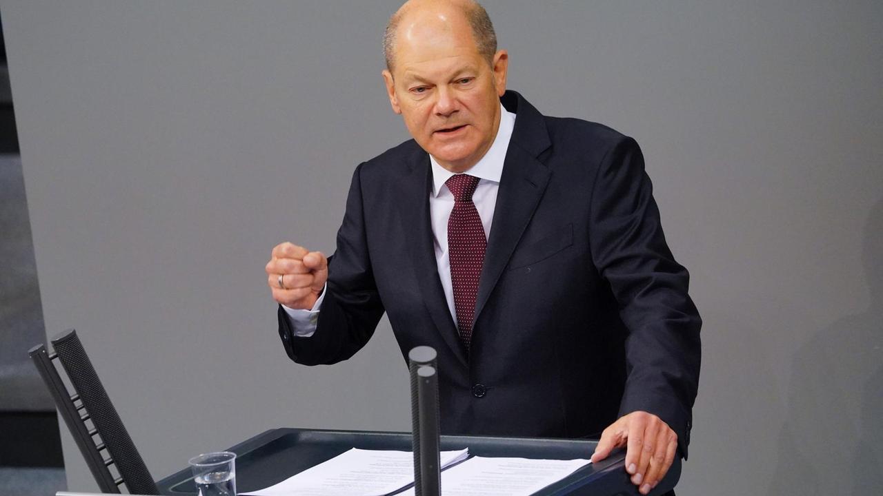 Olaf Scholz (SPD), Bundesminister der Finanzen, spricht im Bundestag zu Beginn der Haushaltswoche zu den Abgeordneten. 
