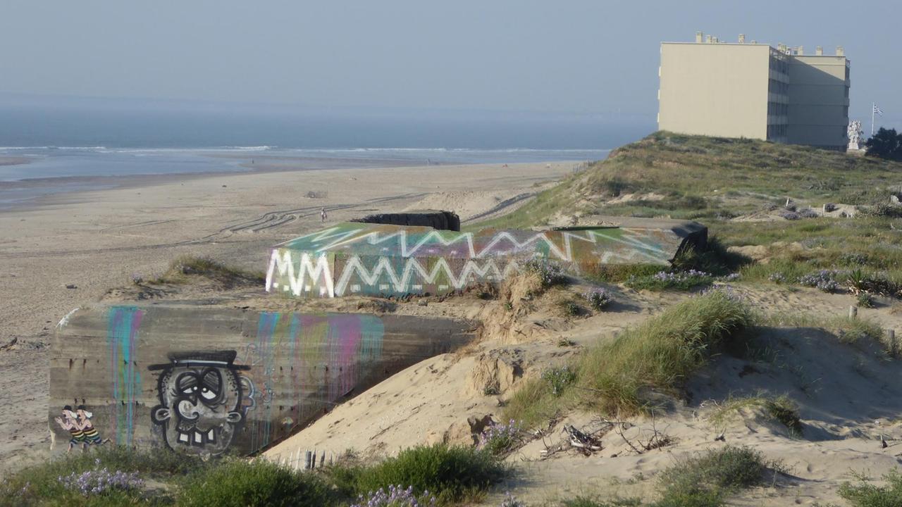 Das Meer hat sich schon viele alte Wehrmachts-Bunker einverleibt. Auch das Hochhaus „Le Signal“ ist bedroht. Falls es auf den Strand kippt, könnte sein Abriss 26 Millionen Euro kosten.