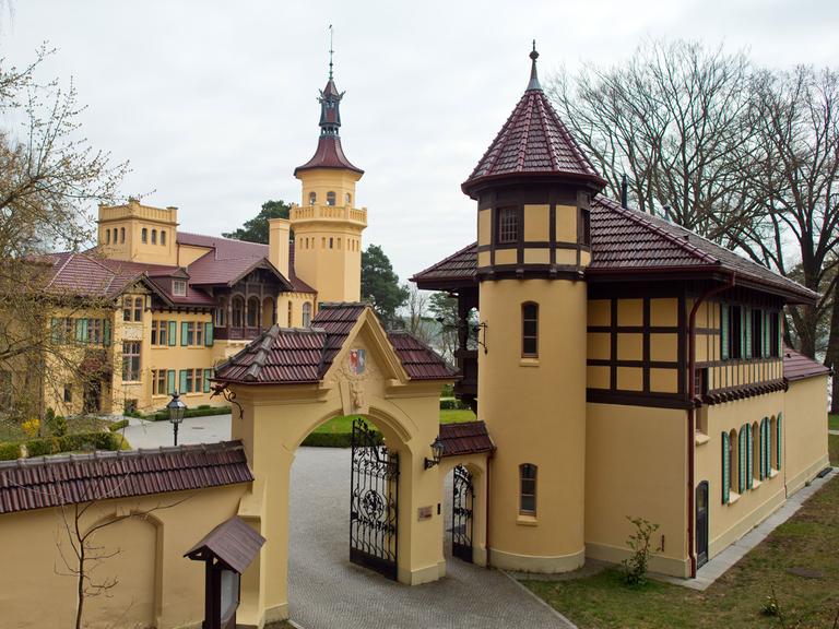 Das Schloss Hubertushöhe der Brüder Opolka von der Firma Zweibrüder Kunst- und Kultur GmbH, aufgenommen am 25.04.2013 in Storkow (Brandenburg)