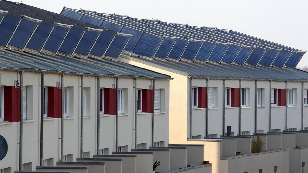Häuser mit Solarpaneelen auf dem Dach