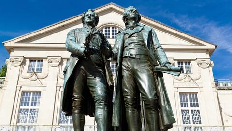 Das Goethe-Schiller-Denkmal vor dem Nationaltheater in Weimar 