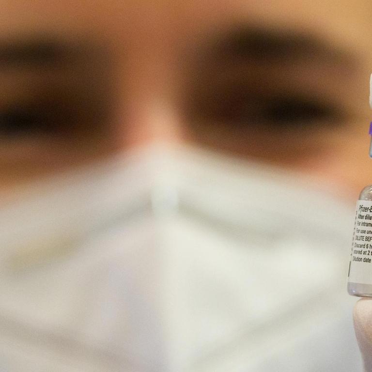 Ärztin Conny Mauruschat hält im Zentrum für das Impfen gegen Corona in der Metropolishalle des Filmparks Babelsberg eine Flasche Pfizer-Biontech Covid-19.