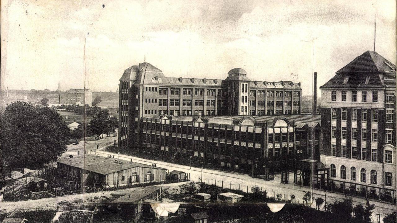 auf einer alten Schwarzweiß-Fotografie sind Industriegebäude in der Siemensstadt in Berlin zu sehen.