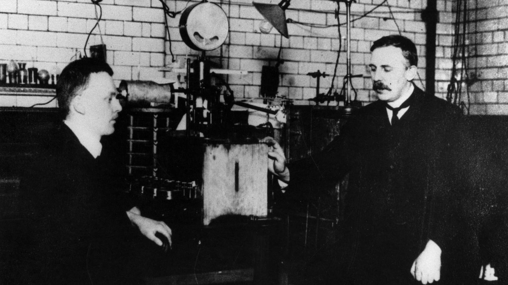 Ernest Rutherford (rechts) und Hans Geiger in Ihrem Labor an der Universität von Manchester in dem sie 910 ihr Goldfolienexperiment mit Alphateilchen durchführten