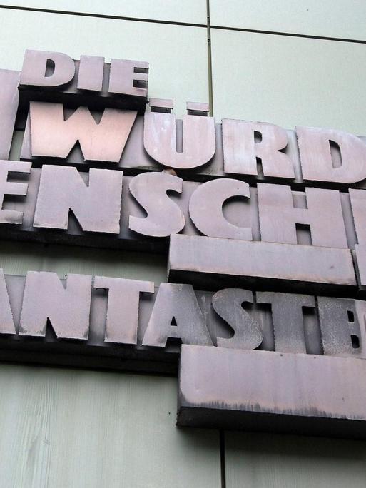 Skulptur mit Artikel 1 des deutschen Grundgesetzes "Die Würde des Menschen ist unantastbar" an der Fassade der Staatsanwaltschaft im Justizzentrum in der Innenstadt Frankfurt.