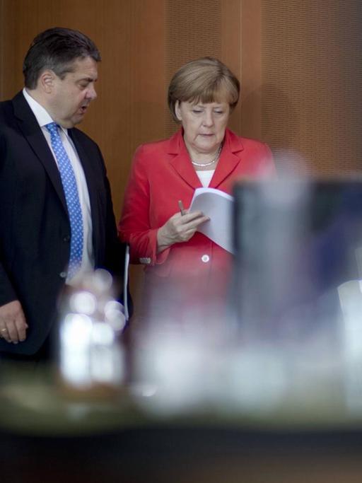 Sigmar Gabriel und Angela Merkel vor einer Kabinettssitzung am 13. Mai 2015.
