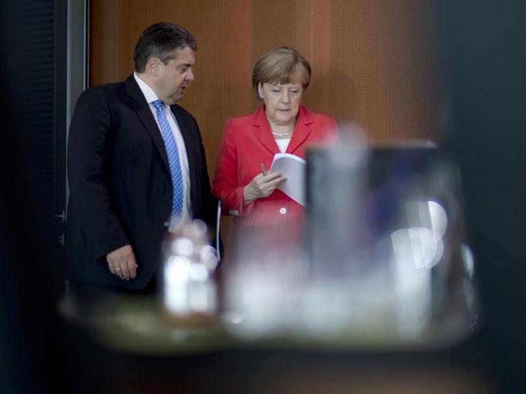 Sigmar Gabriel und Angela Merkel vor einer Kabinettssitzung am 13. Mai 2015.