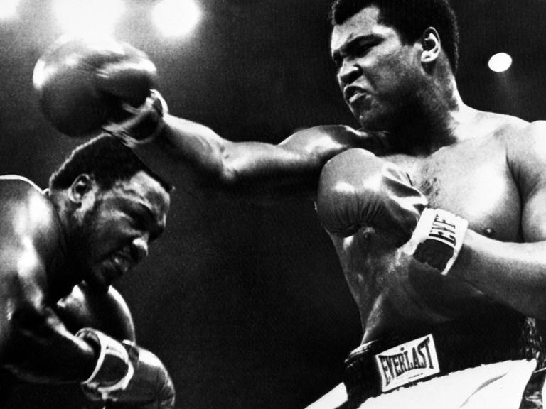 Eine Szene aus dem Kampf um die Weltmeisterschaft im Schwergewicht zwischen George Foreman (l) und Muhammad Ali am 1. Oktober 1975 in Manila.