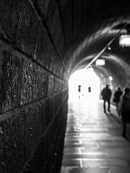Menschen in einem dunklen Tunnel