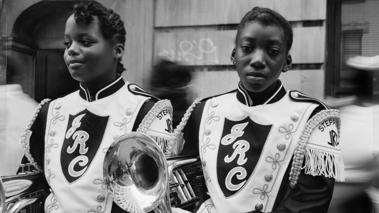 Schwarzweißfoto von Dawoud Bey: Zwei Mädchen einer Marching Band.