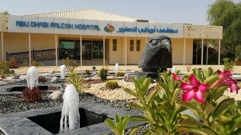 Eingang der Falkenklinik in Abu Dhabi mit der Skulptur eines Falkenkopfes.