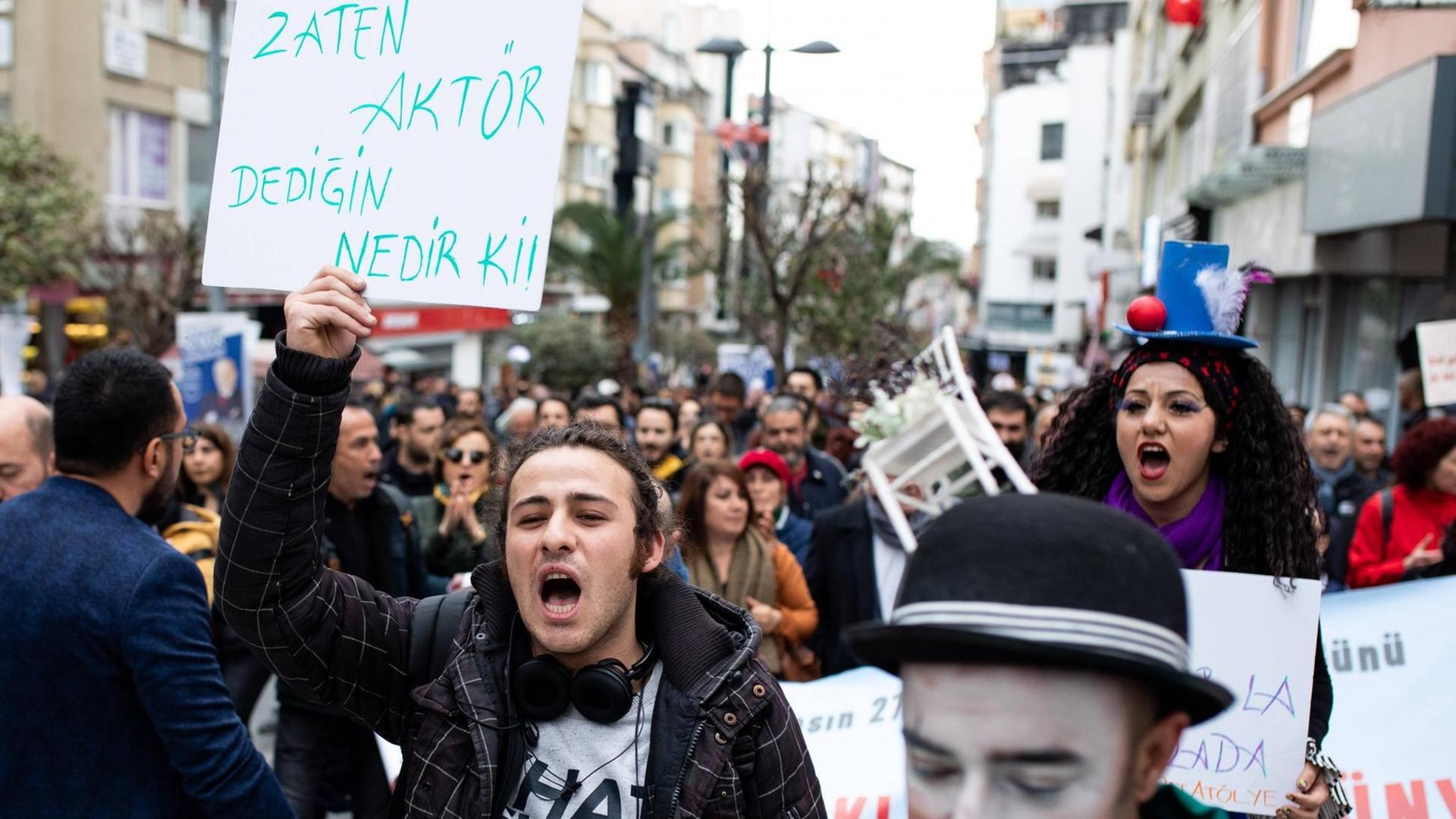 Türkische Theaterschaffende demonstrieren in Istanbul anlässlich des Welttags des Theaters, am 27.3.2019, gegen Zensur.