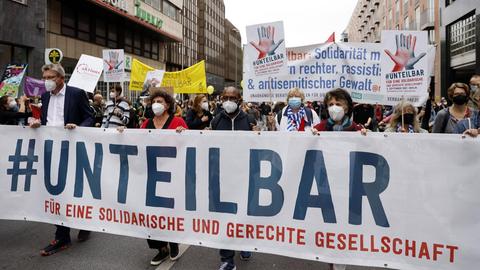 Unteilbar-Großdemonstration am 04.09.2021 in Berlin. Menschen mit Demo-Plakaten ziehen durch die Straße des 17. Juni.