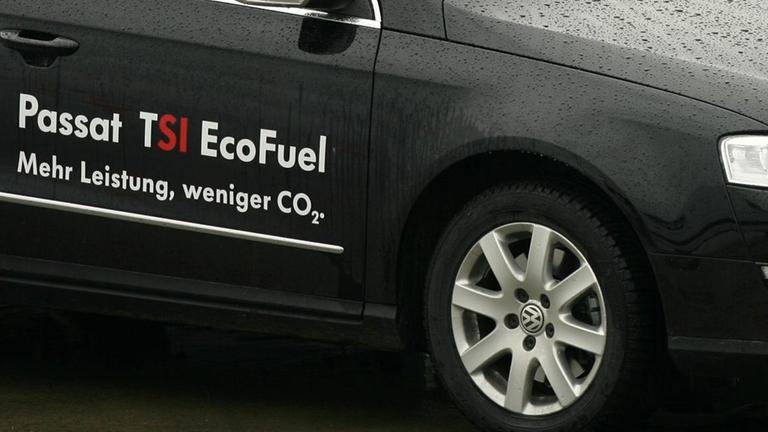 Erdgasangetriebene VW-Fahrzeuge mit Werbung für weniger CO2 in Cochstedt - in den USA gibt es neue Vorwürfe gegen den Konzern.